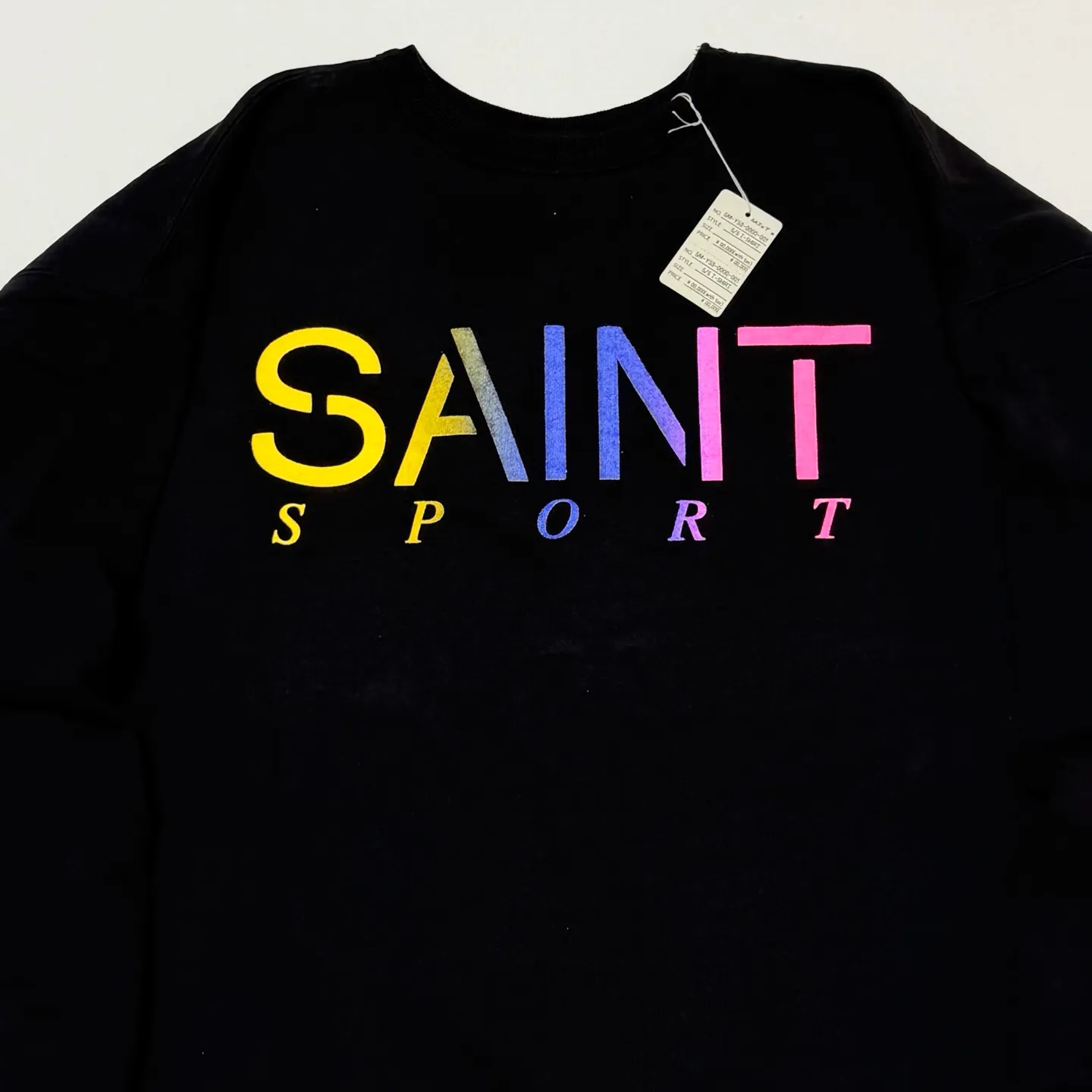 SAINT Mxxxxxx CRW NECK SWET/SAINT SPORT/BLK Colorful Gradient SAINT Round Neck Sweatshirt Black S-XL Original 420g David's Cloth Light Fleece Genuine Plate Main Mark Washing Mark and Other Accessories Complete and Correct Correct Level of Printing Technology Natural Gradient Transition Original Loose Fit Comfortable and Easy to Wear